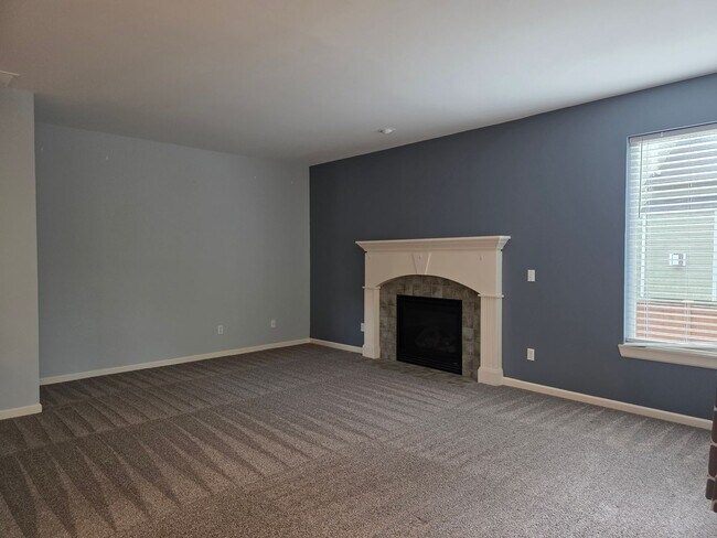 Building Photo - 4 Bedroom Home in Parkland Green!