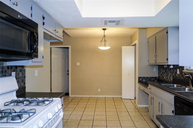 Building Photo - 308 Golden Oaks Dr