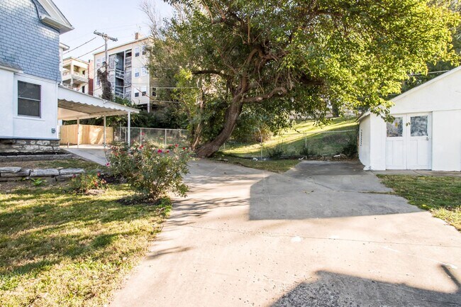 Building Photo - 3-bedroom 3-bathroom w/a loft in historic ...