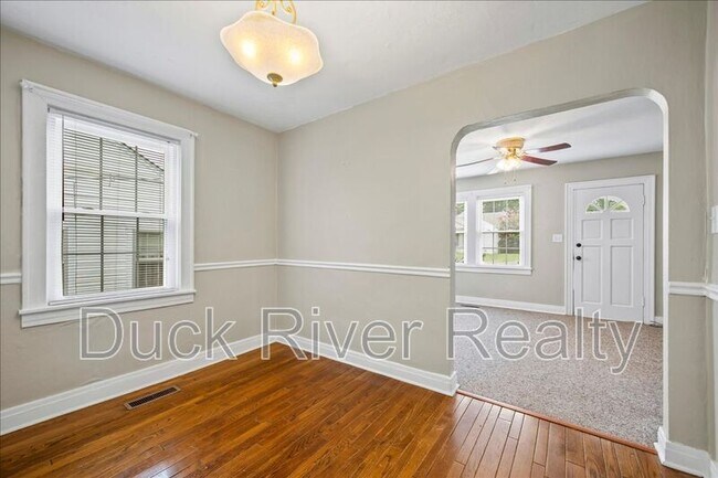 Building Photo - 2135 Thomas Ave