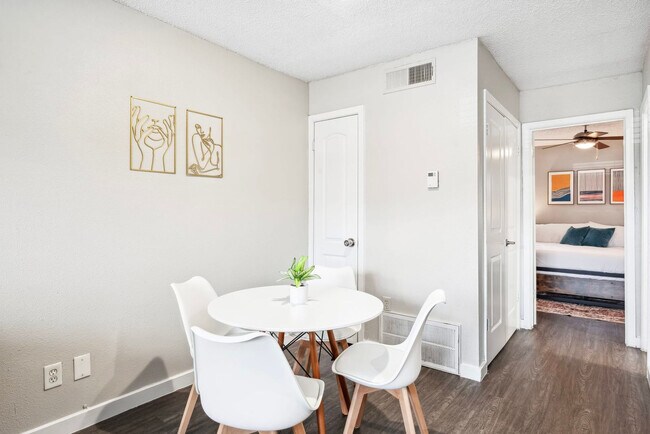 Building Photo - 2101 Elmont Dr