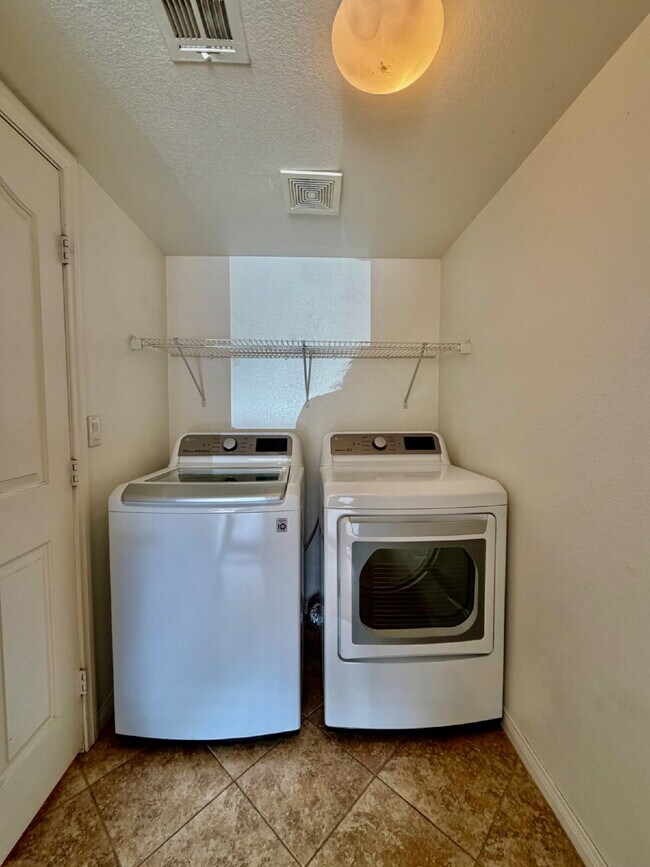 Building Photo - UPGRADED 2 BEDROOM TOWNHOME | SOLAR + PRIVATE YARD | SILVERADO RANCH / HENDERSON