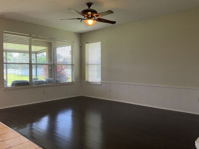 Building Photo - Single family home with 3 bedrooms, 2.5 ba...