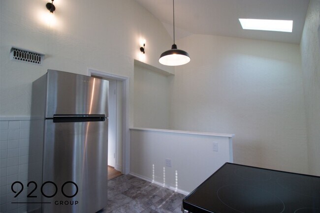 Building Photo - 1 Bed / 1 Bath- NEWLY RENOVATED APARTMENT ...