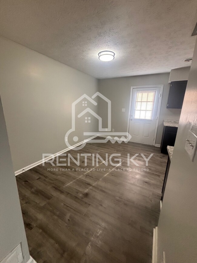 Building Photo - 2 Bedroom, 1.5 Bath Updated Townhome in the Heart of Nicholasville!