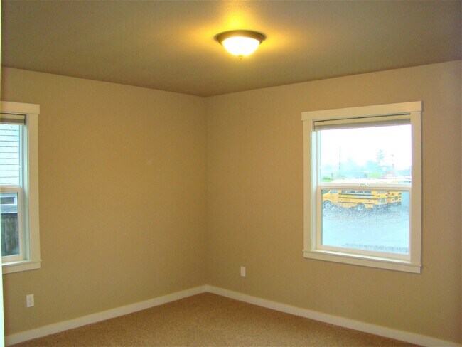 Building Photo - Charming 3 bedroom, 2 bath home