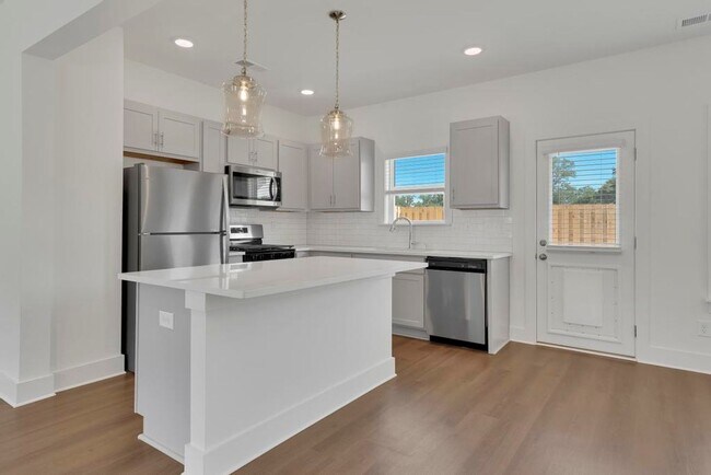 Building Photo - Spacious 3 Bedroom House with Primary Suite on Main Level