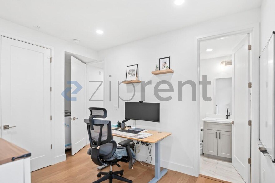 Building Photo - Unit