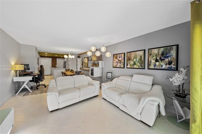 Building Photo - 470 Paradise Isle Blvd