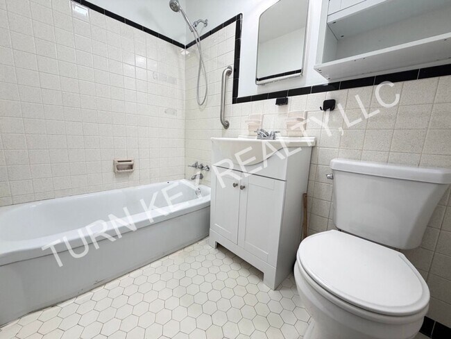 Building Photo - 1708 Rogina St