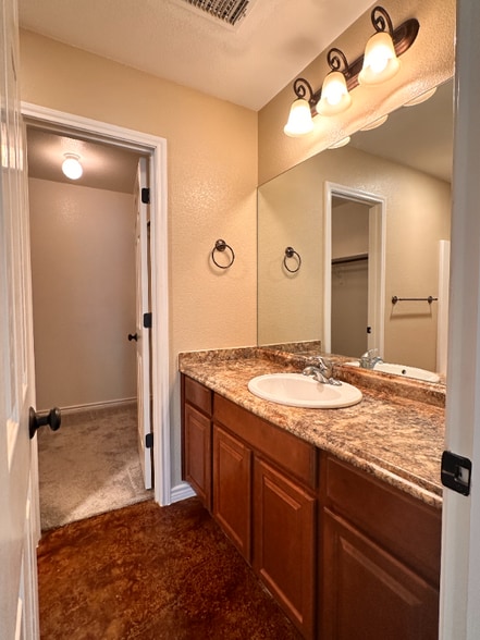 Building Photo - 5205 Graceland Dr