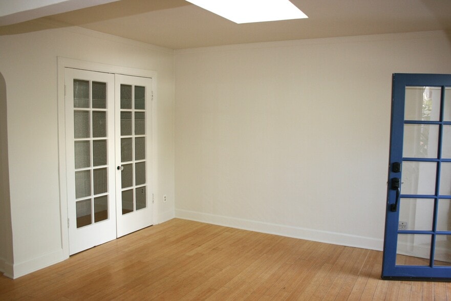 Building Photo - 3004 Del Monte Dr