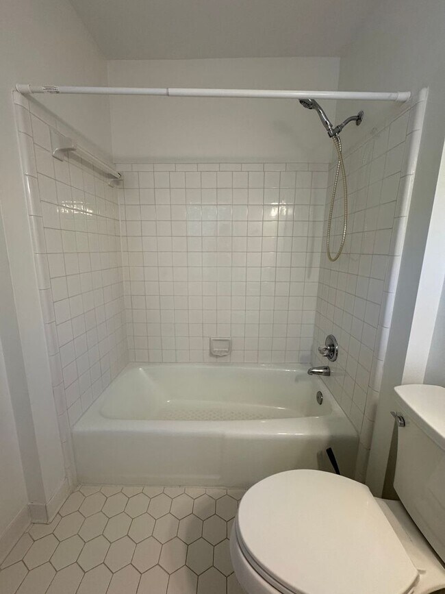Building Photo - Nice Brick 2/2.5 Townhome in Atlanta- $2,750