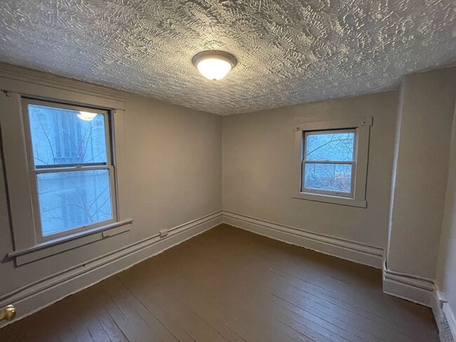 Building Photo - Three bedroom one bathroom home for rent!