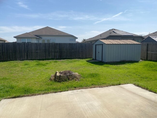 Building Photo - 3 Bedroom Conveniently Located