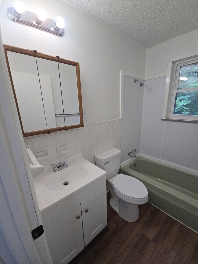 Building Photo - 2 bedroom 1 bath