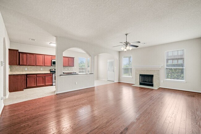 Building Photo - New Braunfels Beauty with plenty of SPACE!