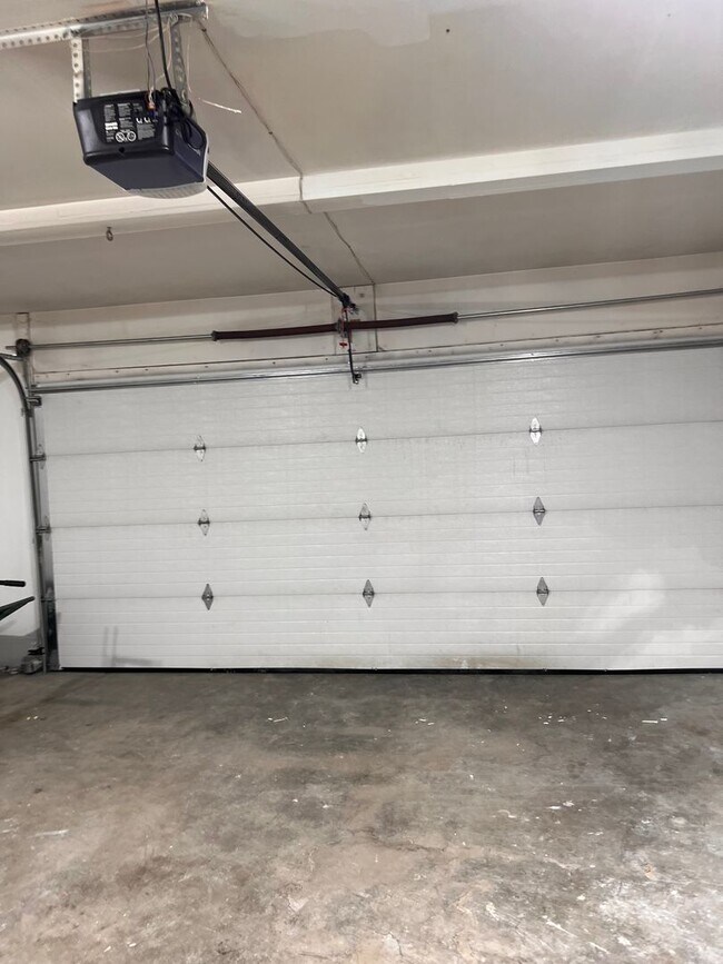 Building Photo - Beautiful 3 bedroom/2bath with spacious deck and backyard