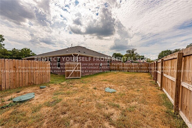 Building Photo - 20674 Dawn Hill East Rd