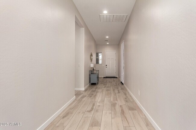 Building Photo - 941 W Treasure Trl