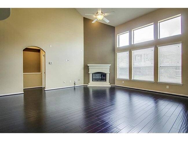 Building Photo - 10207 White Pines Dr