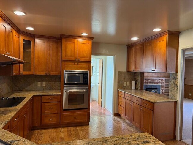 Building Photo - Beautiful 4 bedrooms 2.5 bath home