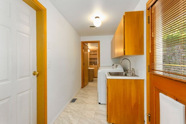 Building Photo - 2bd 2ba luxury duplex