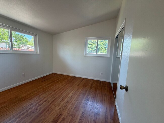Building Photo - Adorable 3 bedroom 2 bath bungalow in Rosemont