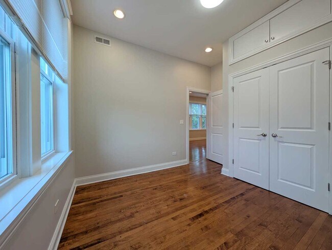 Building Photo - 2048 W Evergreen Ave