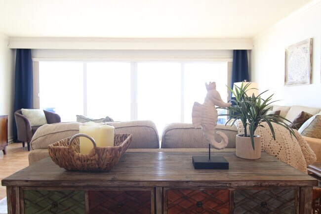 Building Photo - Gorgeous Furnished Direct Ocean Condo in Indialantic