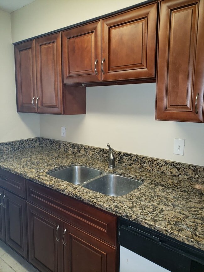Building Photo - Nice and Spacious Condo 2Bed/1Bath