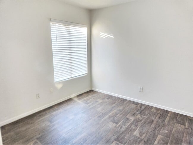 Building Photo - 3 bed 2 bath home