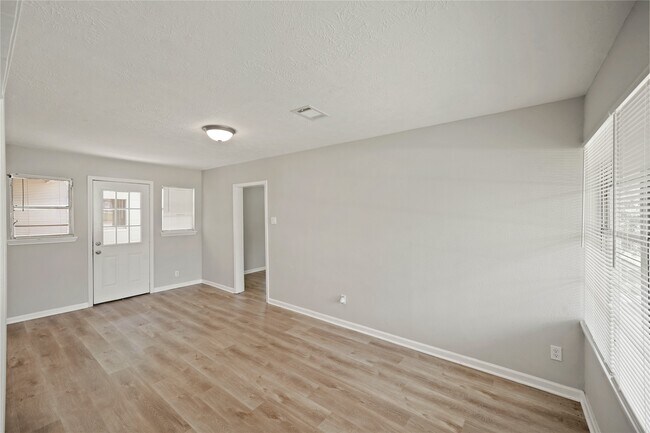 Building Photo - 5822 Glenhurst Dr