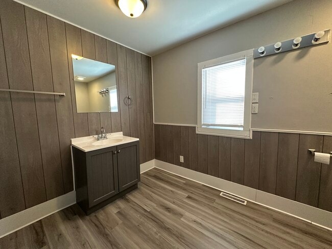 Building Photo - 911 S Laurel St