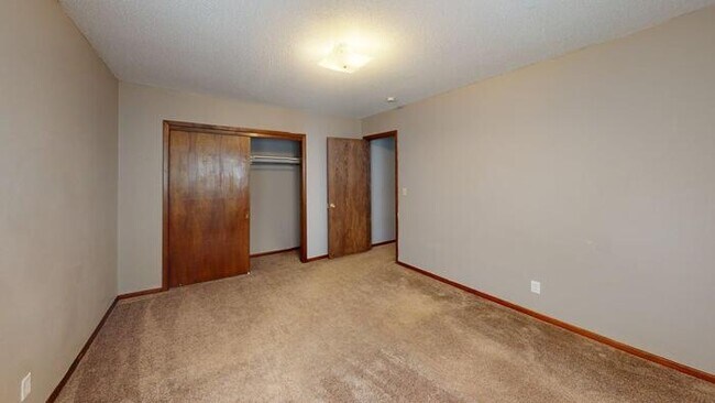 Building Photo - 912 E Owens Ave