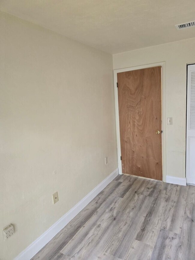 Building Photo - Beautiful 2 bedroom 1 bathroom Single Fami...