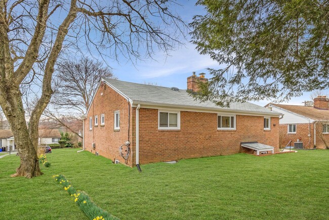 Building Photo - 3 Bed 2.5 Bathroom - Chevy Chase Rancher -...