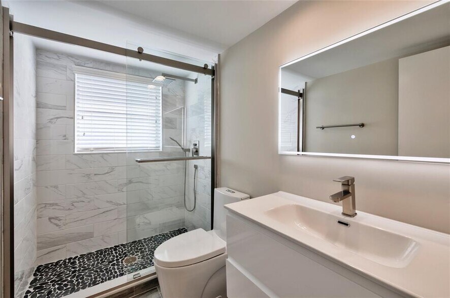 Building Photo - 2800 N Palm Aire Dr