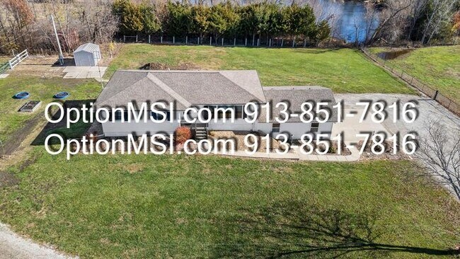 Building Photo - Country Charm Just Minutes From Lawrence!