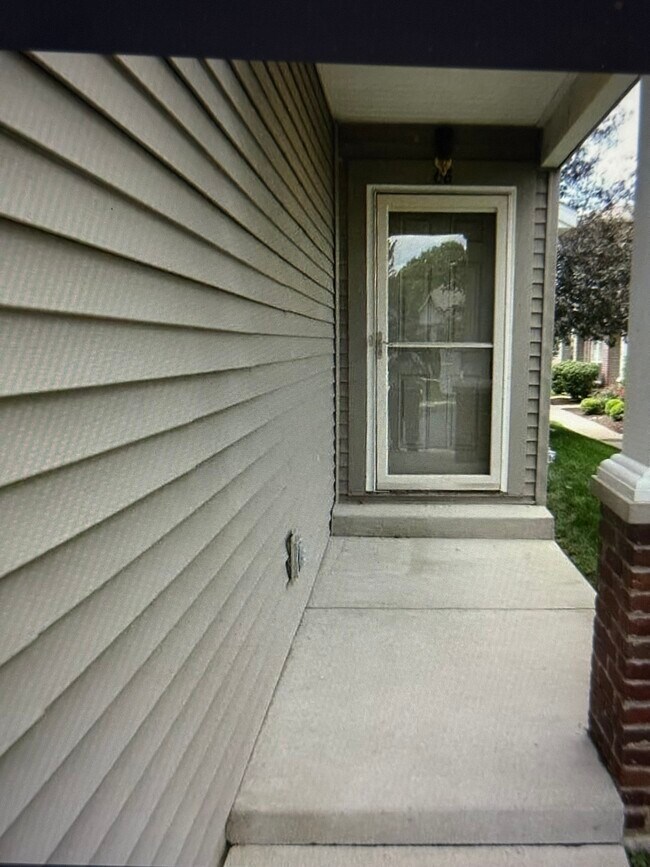 Building Photo - 11217 North Oakwood Drive