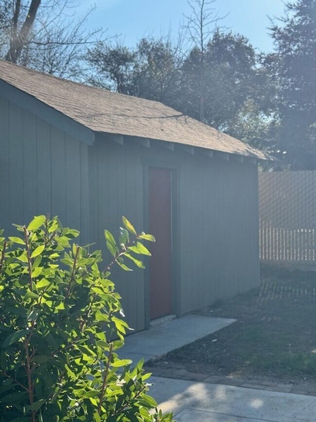 Building Photo - Charming Vintage Home