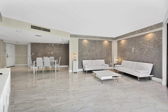 Building Photo - 3101 N Country Club Dr