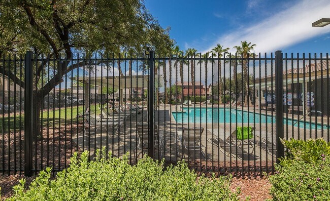 Building Photo - Comfortable Living Near City Conveniences!