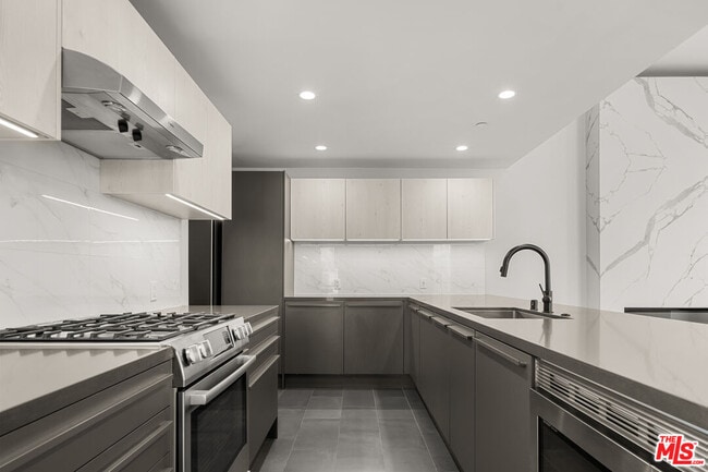 Building Photo - 807 N Detroit St