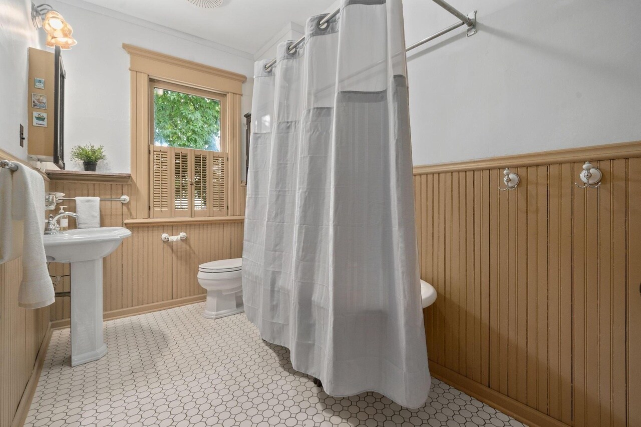 Full Bath - 67 E 1st Ave