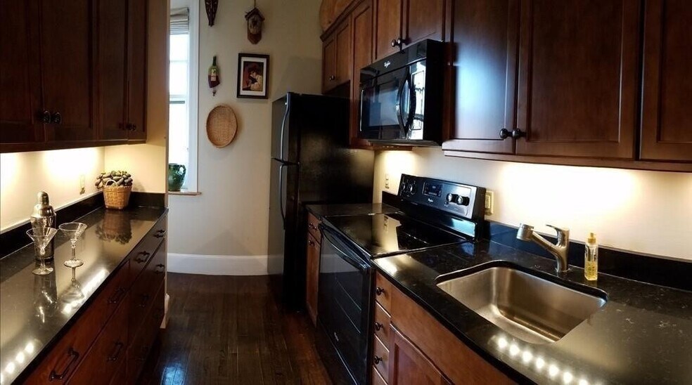 Building Photo - 14 Chestnut St