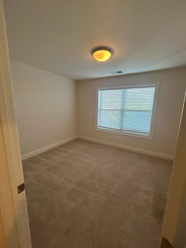 Building Photo - 3BR End-Unit in Westhaven | Main-Level Primary + Office + Bonus Room