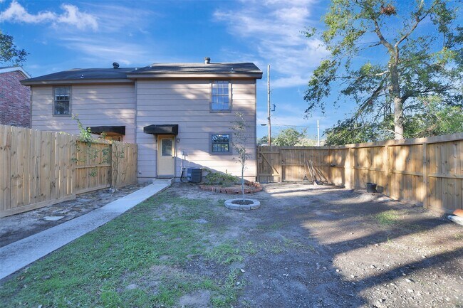 Building Photo - 1706 Longview St