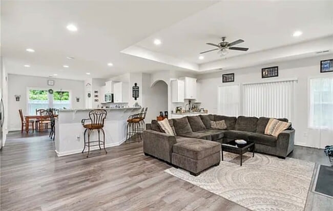 Building Photo - 490 Twin View Dr