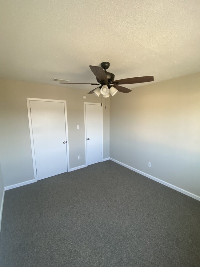 Building Photo - 992 Park Meadow Dr